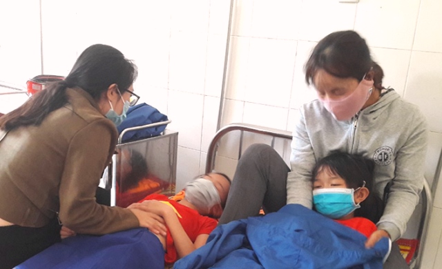Quảng Trị: Hàng loạt học sinh tiểu học nhập viện nghi bị ngộ độc thức ăn