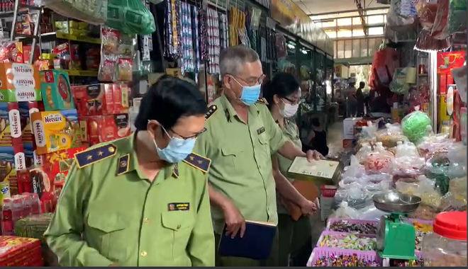 Lực lượng chức năng tỉnh Đồng Nai đang tiến hành kiểm tra hàng hóa trên thị trường