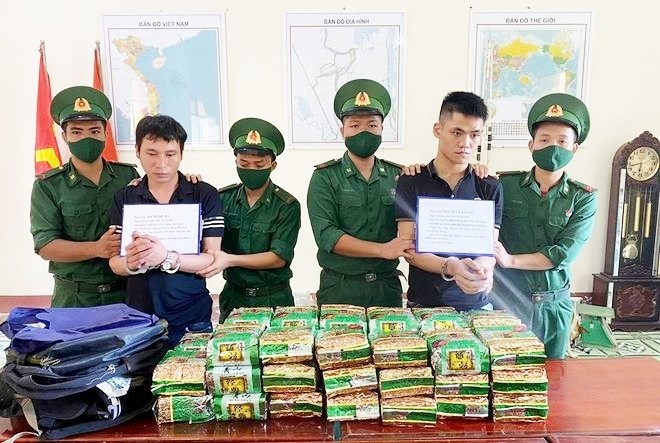Giang cho biết đơn vị vừa bắt giữ 2 nghi phạm vận chuyển trái phép 40 kg ma túy đá từ Campuchia về Việt Nam