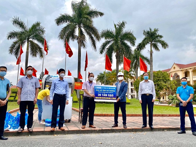 Tập đoàn XD Hòa Bình ủng hộ 30 tấn gạo, chung tay xây dựng cây ATM gạo giúp đỡ đồng bào tại Hải Dương