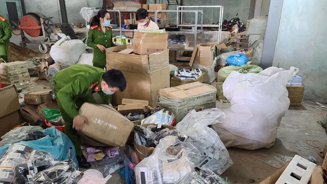 Đà Nẵng: Triệt xóa tổng kho hàng lậu lên đến hơn 2.000 sản phẩm