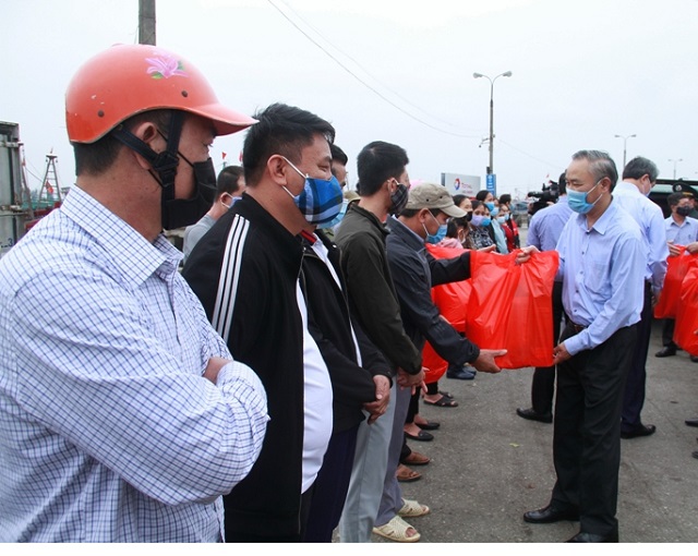 Phùng Đức Tiến, Thứ trưởng Bộ Nông nghiệp và Phát triển nông thôn trao quà cho ngư dân phường Quảng Tiến, TP Sầm Sơn.
