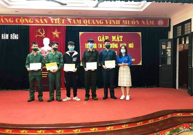 Thanh Hoá: Trao quà cho tân binh lên đường nhập ngũ