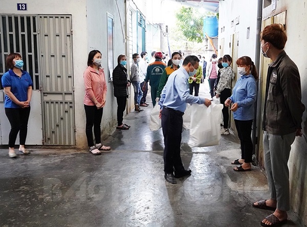 Thành phố Hải Dương trao quà cho công nhân, người nghèo bị ảnh hưởng của đại dịch COVID-19.