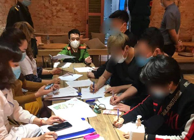 Tổ công tác liên ngành Công an phường Đồng Xuân phối hợp với UBND phường vừa tiến hành xử phạt chủ quán và 30 khách không đeo khẩu trang trong quán cà phê.