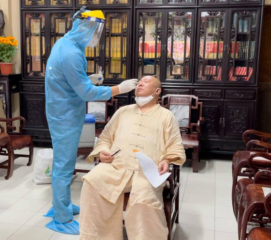 Nhân viên y tế Trung tâm Y tế Tân Bình lấy mẫu xét nghiệm chư tăng tại chùa Viên Giác.