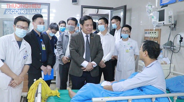 Ông Phạm Văn Học thăm, tặng quà, động viên người bệnh đang điều trị tại bệnh viện Hùng Vương.