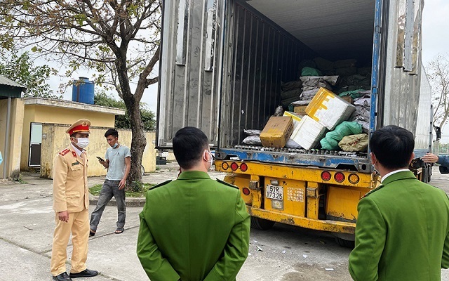 Thanh Hóa: Bắt giữ xe tải chở 10 tấn thực phẩm không rõ nguồn gốc