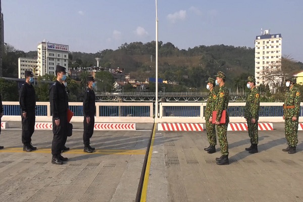 Hai bên gặp gỡ trao đổi tại vạch phân định đường biên giới Cửa khẩu Quốc tế Lào Cai