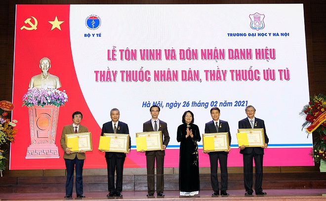 Phó Chủ tịch nước Đặng Thị Ngọc Thịnh trao Danh hiệu Thầy thuốc nhân dân cho 5 cá nhân thuộc Đại học Y Hà Nội.