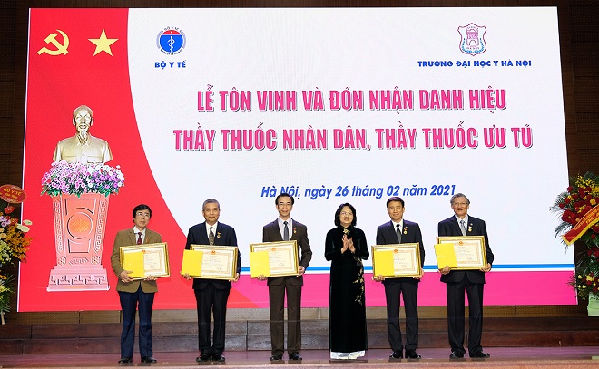 Trao tặng danh hiệu Thầy thuốc Nhân dân 5 bác sĩ trường Đại học Y Hà Nội