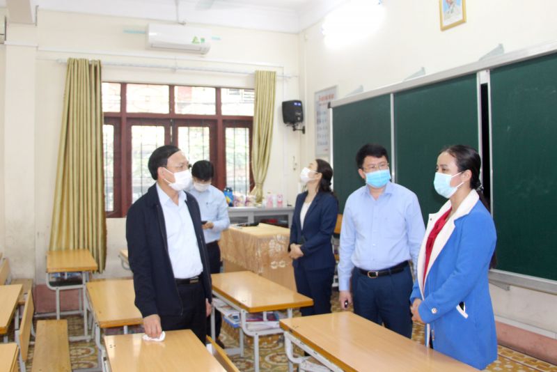 Bí thư Tỉnh ủy Quảng Ninh, cùng lãnh đạo TP Hạ Long, Sở Giáo dục và Đào tạo, Sở Y tế đã kiểm tra tại Trường Tiểu học Hữu nghị.
