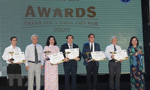 Các đại biểu nhận giải thưởng tại Lễ trao giải Thành tựu y khoa Việt Nam.