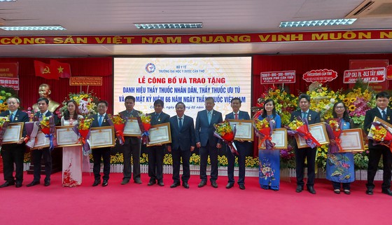 Lãnh đạo TP Cần Thơ trao danh hiệu Thầy thuốc Ưu tú cho 11 thầy, cô Trường Đại học Y Dược Cần Thơ. Ảnh: Tuấn Quang