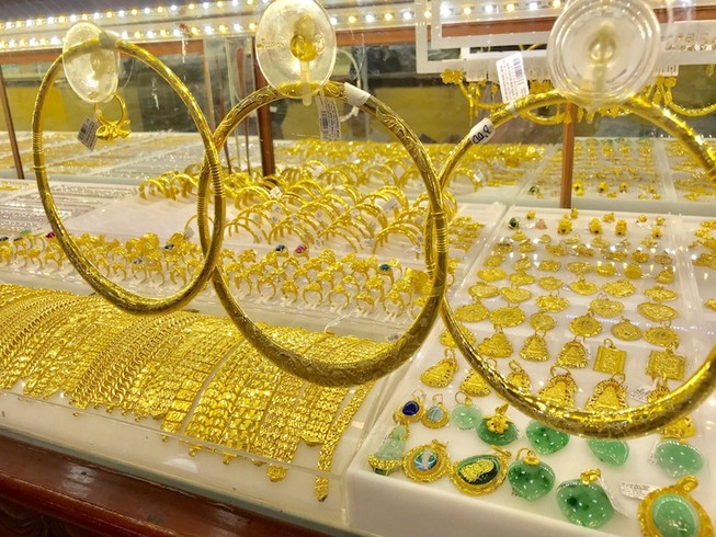 Giá vàng hôm nay 28/2: Tiếp tục giảm giá