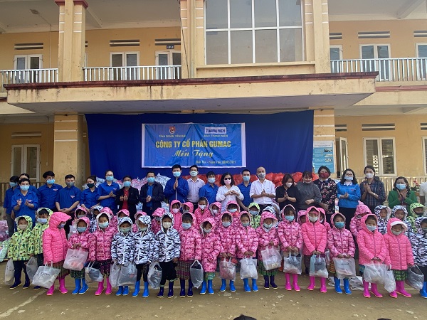 Tỉnh đoàn Yên Bái trao tặng trên 600 áo ấm cho học sinh tại huyện Trạm Tấu