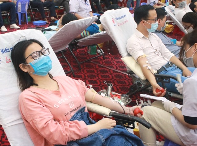 Chị Linh trong lần hiến máu thứ 5 cảm thấy hạnh phúc khi nguồn máu của mình được chuyển đi giúp những tỉnh phía Bắc