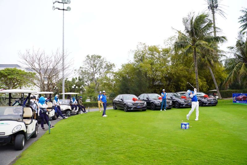 Các golfer ra sân thi đấu ngay sau lễ khai mạc