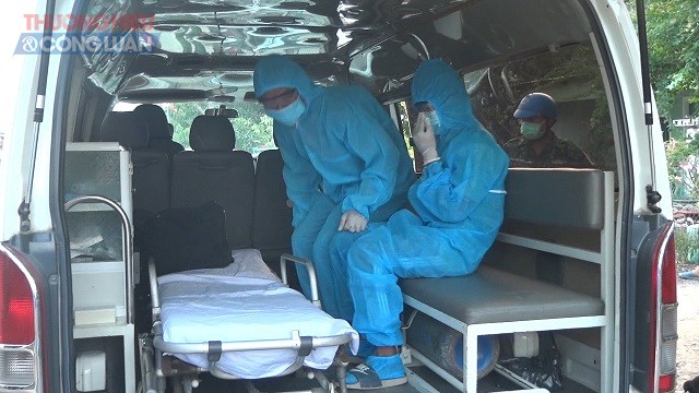Hai F1 của bệnh nhân 2424 được đưa lên xe chuyên dụng đưa đến khu cách ly tập trung tại tỉnh Đồng Tháp.