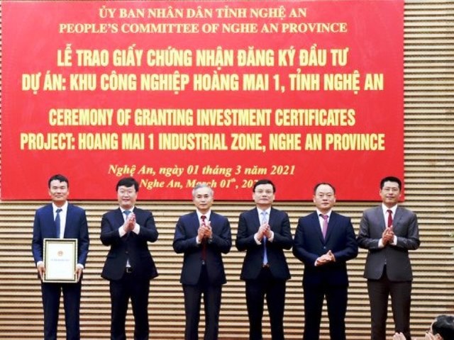 Lãnh đạo UBND tỉnh Nghệ An trao Giấy chứng nhận đầu tư dự án KCN Hoàng Mai 1 cho Công ty CP Hoàng Thịnh Đạt