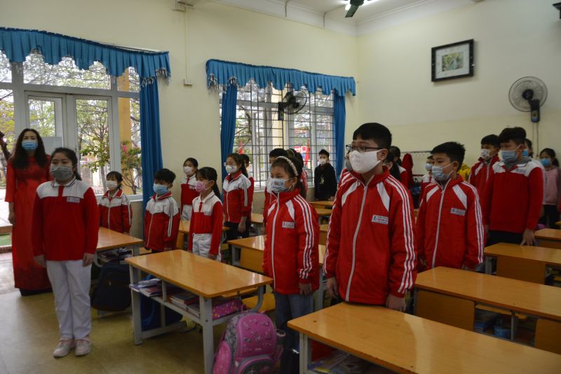 Lễ chào cờ trong lớp của học sinh trường Tiểu học Trần Hưng Đạo tại buổi đầu tiền quay trở lại trường học sau dịch Covid-19