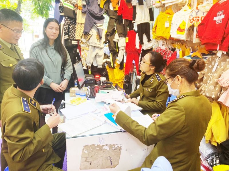 Lực lượng QLTT Bắc Giang kiểm tra hàng hóa vi phạm