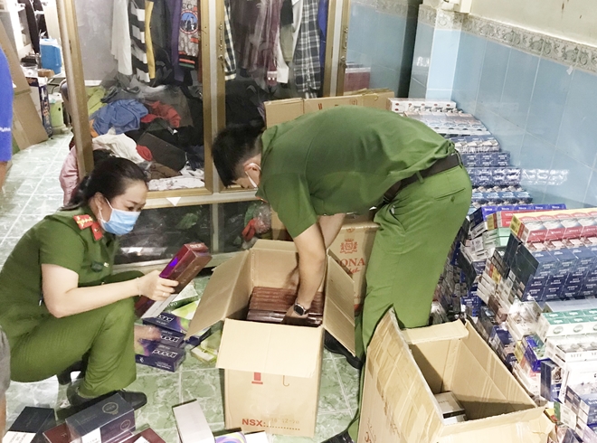 Phát hiện và bắt quả tang đối tượng tàng trữ gần 23.000 bao thuốc lá lậu