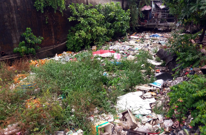 Kênh Hy Vọng thường xuyên bị vứt đầy rác kín dòng chảy trong nhiều năm qua