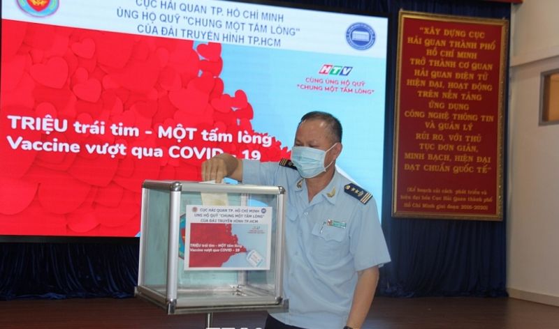 Cục trưởng Cục Hải quan TPHCM Đinh Ngọc Thắng đóng góp kinh phí mua vaccine. Ảnh: T.H