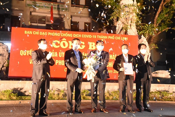 Lễ công bố quyết định gỡ lệnh phong toả đối với TP Chí Linh(Hải Dương) được tổ chức tại Trung tâm y tế thành phố