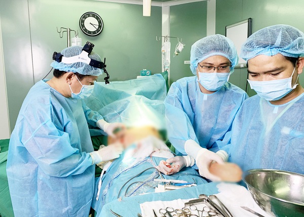 Bác sĩ phẫu thuật lấy miếng gạc ra khỏi ngực bệnh nhân