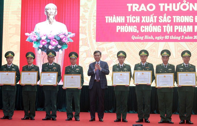 Đại tá Trịnh Thanh Bình, Chỉ huy trưởng Bộ Chỉ huy BĐBP tỉnh tặng giấy khen cho các cá nhân có thành tích trong công tác phòng chống tội phạm ma túy