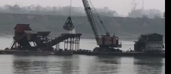 Giáp ranh sông Lô giữa Phú Thọ và Vĩnh Phúc: Rầm rộ khai thác cát trái phép