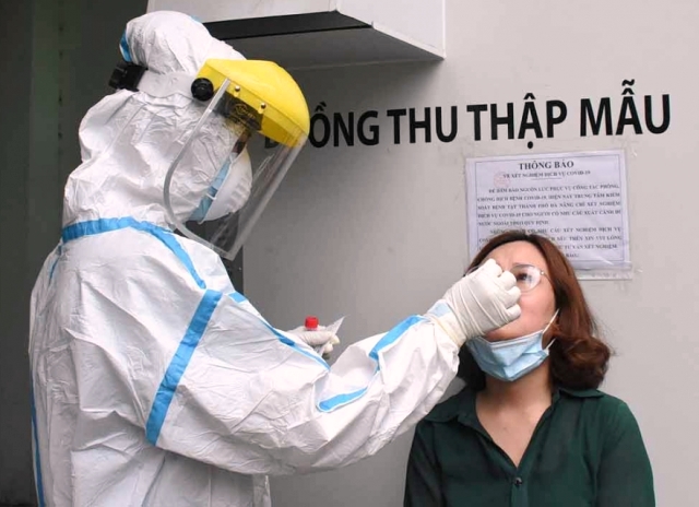Lấy mẫu của nhân viên CDC Đà Nẵng xét nghiệm SARS-CoV-2
