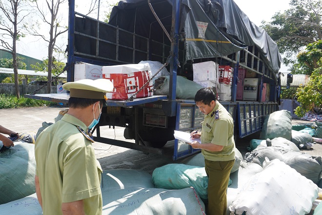 Lực lượng QLTT tỉnh Quảng Nam đang tiến hành kiểm tra xe hàng