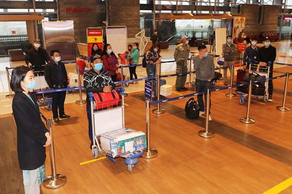 Hành khách tuân thủ giãn cách khi thực hiện check in tại nhà ga sân bay Vân Đồn