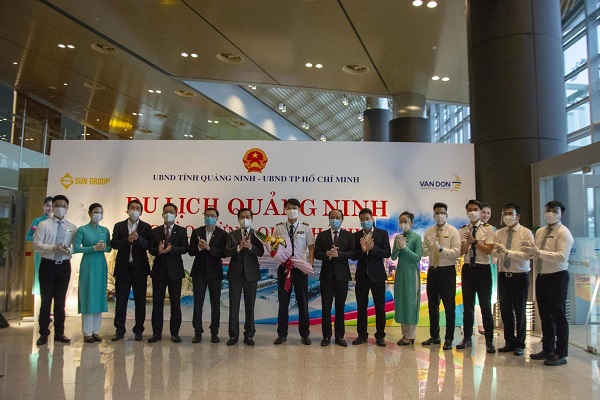 Lãnh đạo tỉnh Quảng Ninh tặng hoa chúc mừng phi hành đoàn Vietnam Airlines