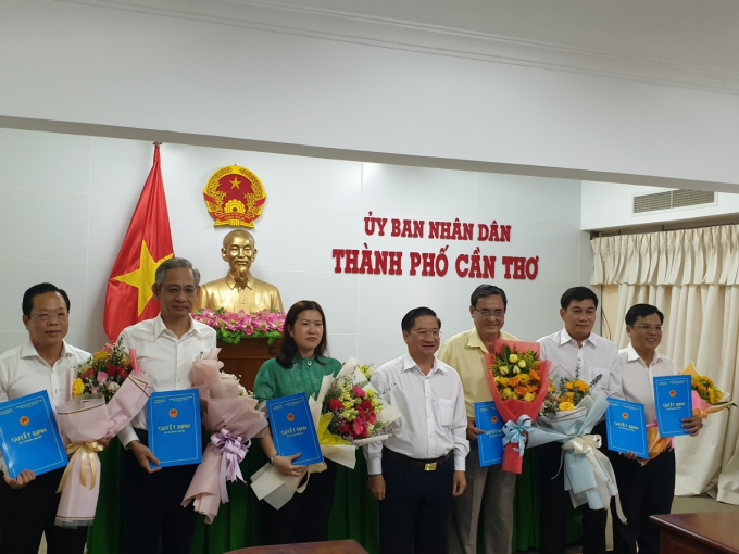 hủ tịch UBND thành phố Cần Thơ Trần Việt Trường trao quyết định cho các cán bộ được điều động, bổ nhiệm.