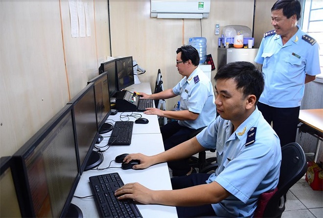 Ảnh: Lực lượng Hải quan kiểm tra hàng hóa NK qua máy soi chiếu