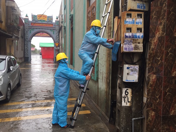 Tổ hỗ trợ Điện lực Cẩm Giàng sửa chữa điện cho khách hàng ngày 28 Tết