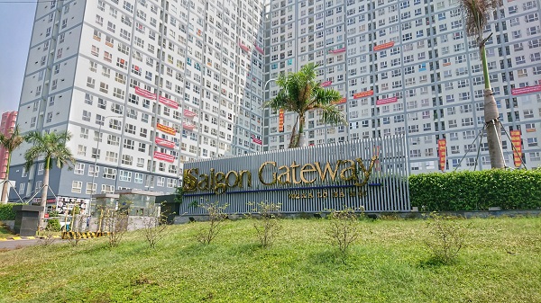 Cư dân chung cư Saigon Gateway treo băng rôn đòi quyền lợi từ Hiệp Phú Land