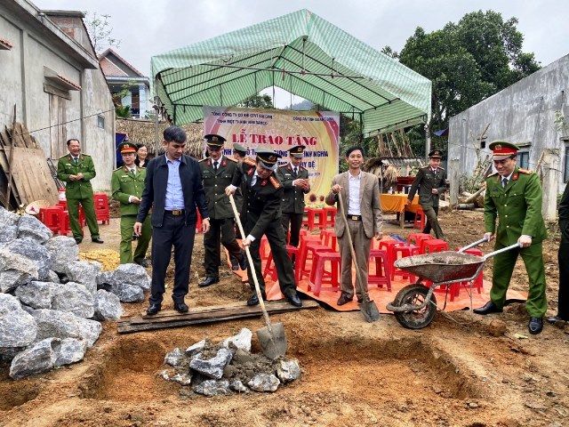 Đại tá Nguyễn Tiến Nam- Bí thư Đảng ủy, Giám đốc Công an tỉnh cùng gia đình khởi công nhà tình nghĩa