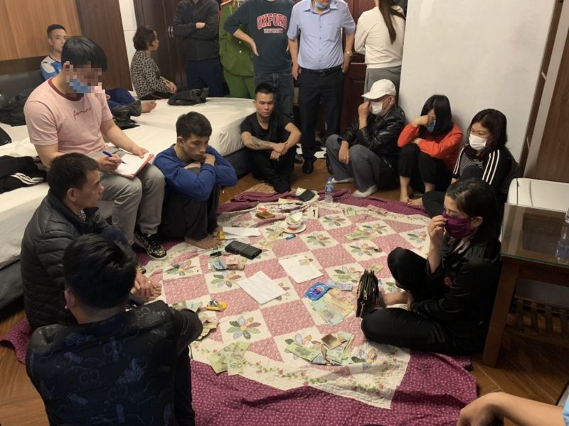 Bắt quả tang nhóm đối tượng đánh bạc tại nhà nghỉ Kim Cương