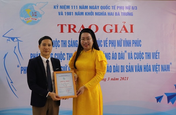 Chủ tịch Hội LHPN tỉnh Nguyễn Hồng Nhung trao giải Ba cho tác phẩm 