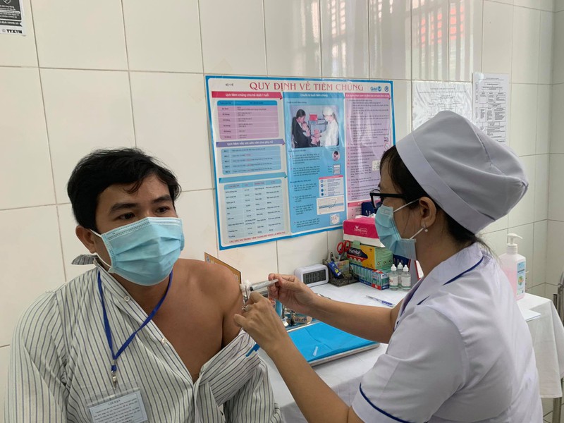 Lô vắc xin ngừa COVID-19 đầu tiên về Việt Nam tại sân bay Tân Sơn Nhất hôm 24/2.