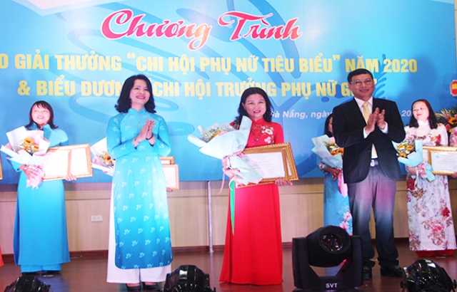 Phó Chủ tịch Thường trực UBND TP. Đà Nẵng Hồ Kỳ Minh tặng hoa chúc mừng Hội LHPN thành phố nhân kỷ niệm 111 năm ngày Quốc tế Phụ nữ
