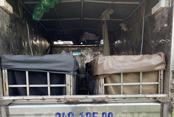 Hải Dương: Giấu người trong thùng xe để trốn kiểm dịch, 3 người bị phạt nặng