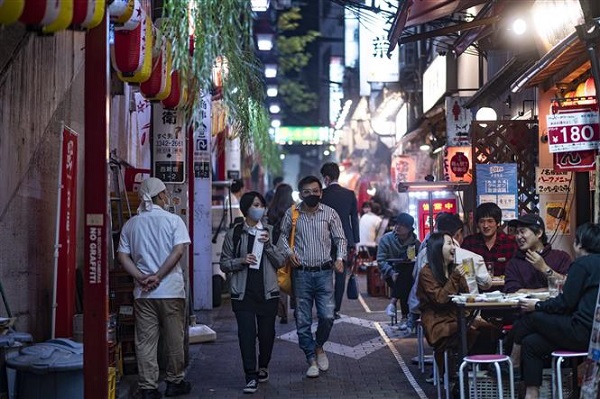 Người dân đeo khẩu trang phòng dịch COVID-19 tại Tokyo, Nhật Bản (Ảnh: AFP/ TTXVN)