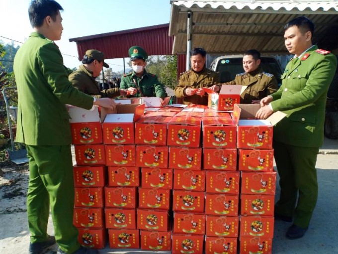 Lực lượng QLTT Lạng Sơn phối hợp thu giữ lô hàng hóa vi phạm