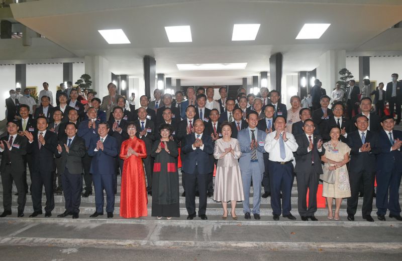 Thủ tướng và các đại biểu dự Đối thoại 2045. Ảnh: VGP/Quang Hiếu